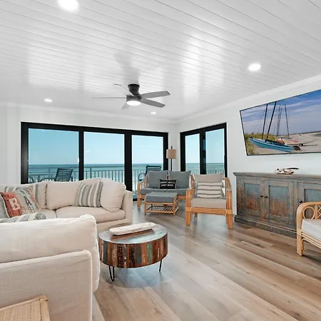 Large Balcony With Direct Oceanfront Views And Access To Complex Pool Vila